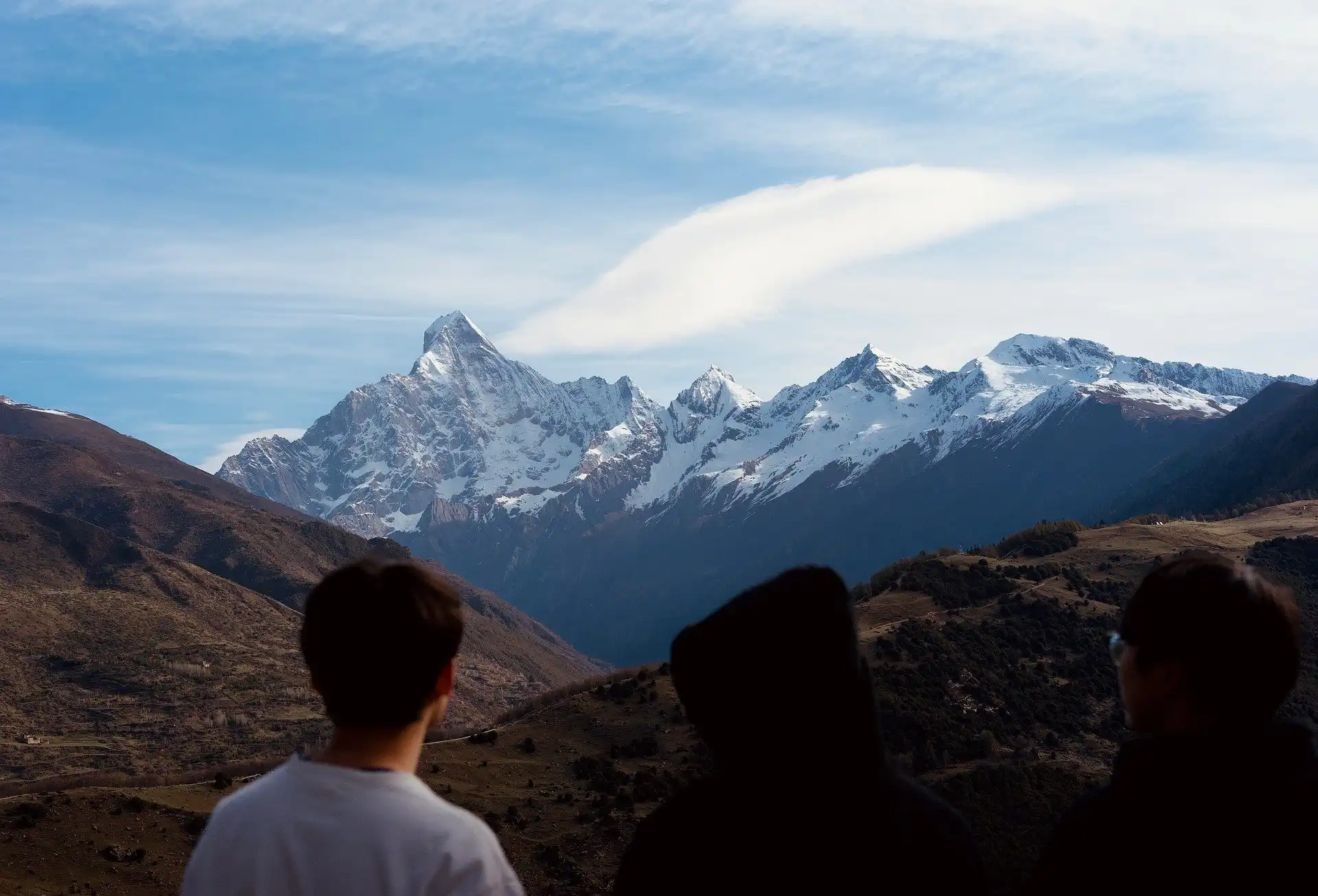 Mountains and team looking at the horizon